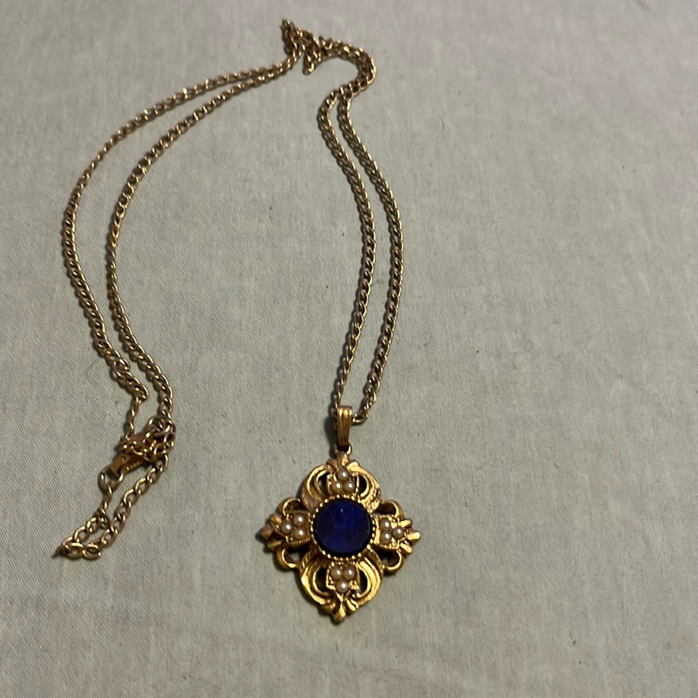 Gold pendant necklace